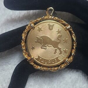 Vintage Taurus Zodiac Medallion Pendant Gold Tone Rope Border Bull Astrology